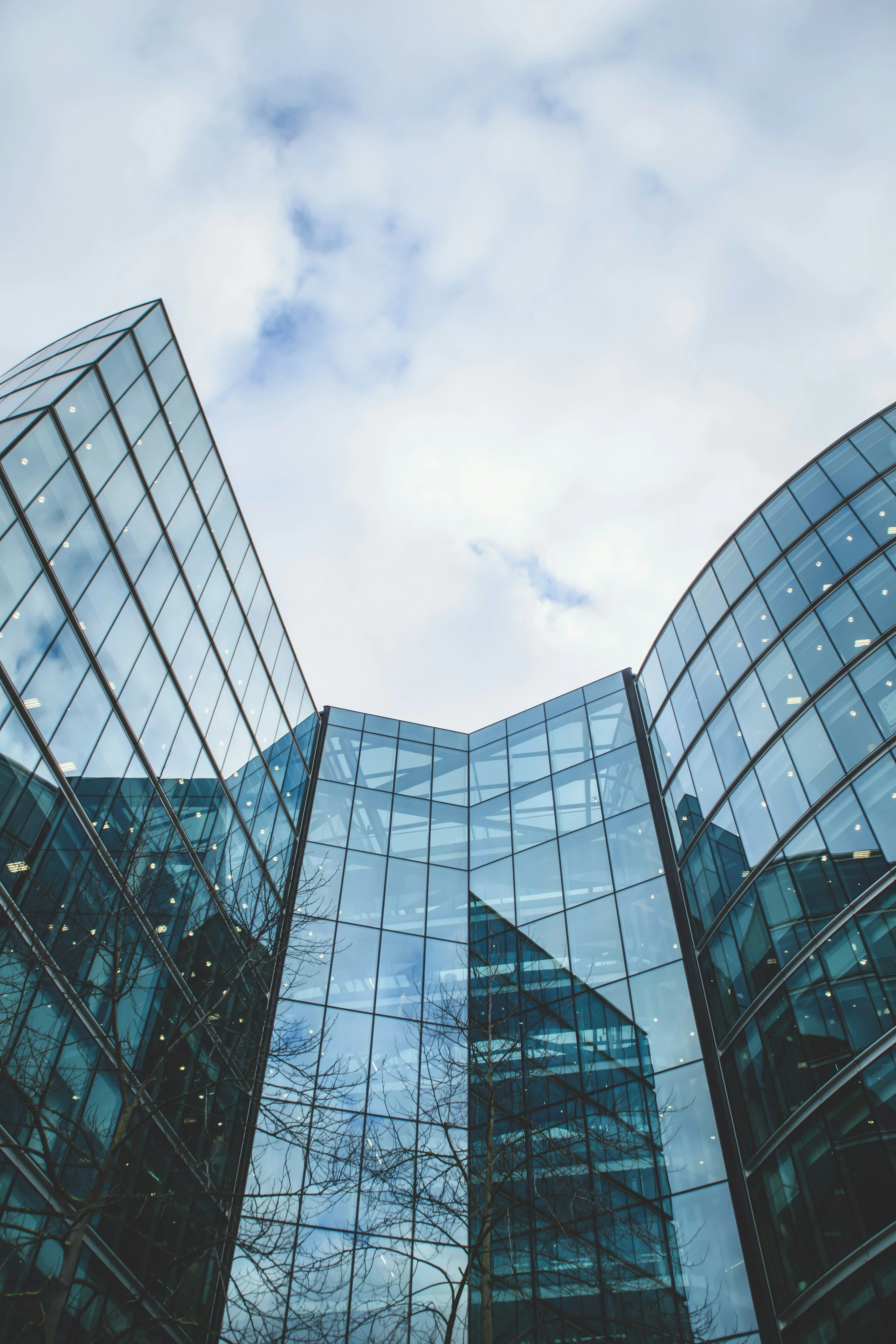 Fachada de cristal de un edificio contemporáneo